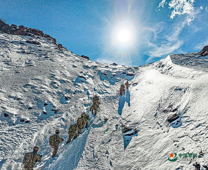 新春时节边防官兵巡逻执勤影像